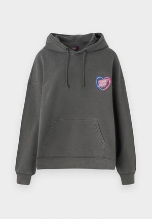 Mørk grå hettegenser laget av en bomullsblandingsmateriale. Har en kengurulomme, snor i hetten og en fargerik hjerte-logo på brystet.