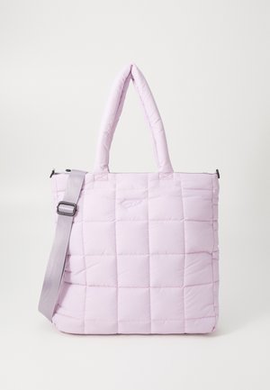 Gequilte draagtas in lichtpaars, met twee handvatten en een afneembare schouderband, voorzien van een ritssluiting en logo-detail aan de voorkant.