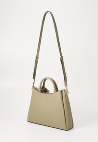 Borsa antipasto verde oliva in materiale testurizzato con forma triangolare, doppi manici superiori e tracolla regolabile. Accenti in hardware dorato.