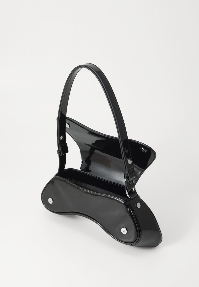 Borsa a mano in pelle verniciata nera con design curvo, dotata di manico strutturato e chiusura a scatto. Interno foderato e spazioso.