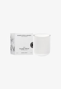 Candela profumata in un contenitore di vetro bianco opaco con testo in rilievo. Include un imballaggio minimalista con una fotografia in bianco e nero.
