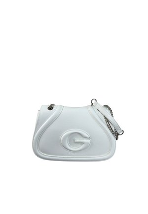 Borsa a tracolla in pelle bianca con logo "G" in rilievo, dettagli di cuciture curve e tracolla a catena argento con spallina in pelle.