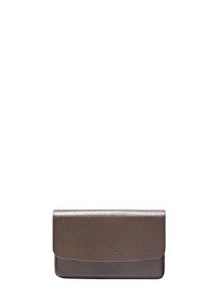 Rechthoekige donkerbruine leren clutch met een gebogen klepsluiting en een glad, gestructureerd oppervlak.