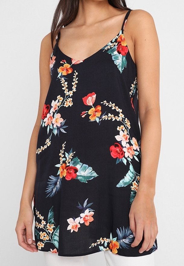 Kwiatowy top na ramiączkach w czarnym materiale, z czerwonymi, różowymi i zielonymi wzorami kwiatowymi, posiadającym cienkie ramiączka i luźny krój.