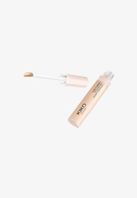 Tube de correcteur Kiko Milano Love Fusion Radiant avec applicateur, montrant un correcteur liquide beige clair sur l'embout, sur fond blanc.