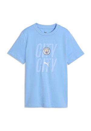 Jasnoniebieska koszulka z krótkim rękawem z logo Manchester City, logo Puma oraz delikatnym dużym napisem „CITY CITY” z przodu.