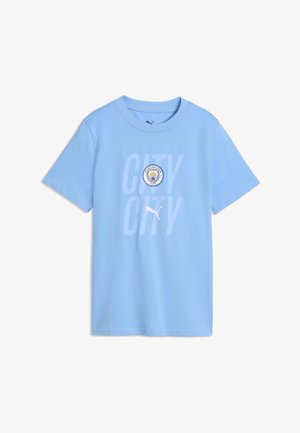 Jasnoniebieska koszulka z krótkim rękawem z logo Manchester City, logo Puma oraz delikatnym dużym napisem „CITY CITY” z przodu.