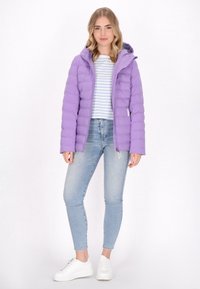 Lila puffjacka med huva, med en quiltad design och dragkedja fram. Bärs över en randig skjorta och matchas med ljus denim.