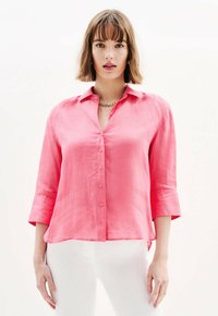 Felle roze overhemd met knoopsluiting, gemaakt van lichtgewicht stof, met een kraag, driekwartmouwen en een losse pasvorm met een rechte zoom.