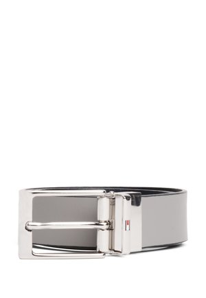 Ceinture en cuir gris avec une boucle rectangulaire argentée polie, présentant un petit détail rouge, blanc et bleu sur la fermeture.