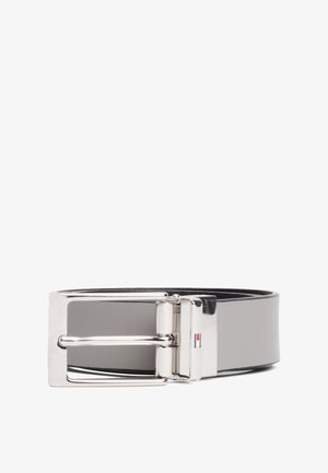 Ceinture en cuir gris avec une boucle rectangulaire argentée polie, présentant un petit détail rouge, blanc et bleu sur la fermeture.