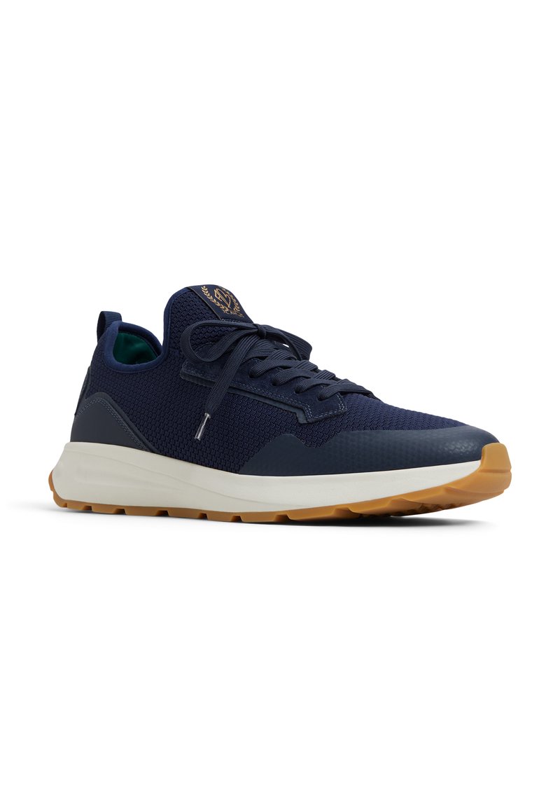 Baskets en maille navy avec semelle en caoutchouc, panneaux contrastants navy et gris, bout rond, design à lacets et accent de logo sur la languette.