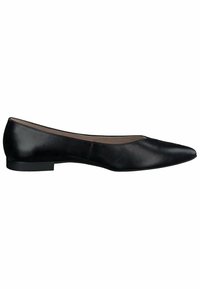 Chaussure plate noire en cuir, à bout pointu et talon bas, vue de profil sur fond blanc.