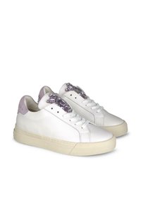 Białe skórzane sneakersy z beżową podeszwą, z fioletowym uchwytem na pięcie i dekoracyjnymi purpurowymi kryształkami z przodu. Casualowy design i płaskie sznurowadła.