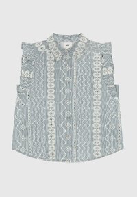Blouse à motifs bleu clair avec un col, des manches courtes et des accents de broderie, mêlant rayures et motifs géométriques.
