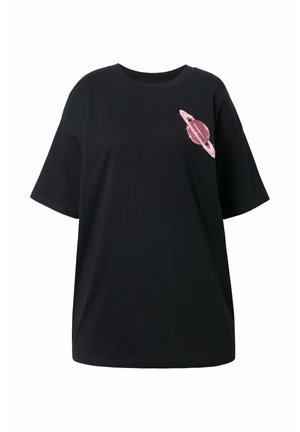 Schwarzes Baumwoll-T-Shirt, oversized Schnitt, kurze Ärmel. Mit einem pinken Saturn-Graphic auf der linken Brust. Glatte Textur, einfarbig.