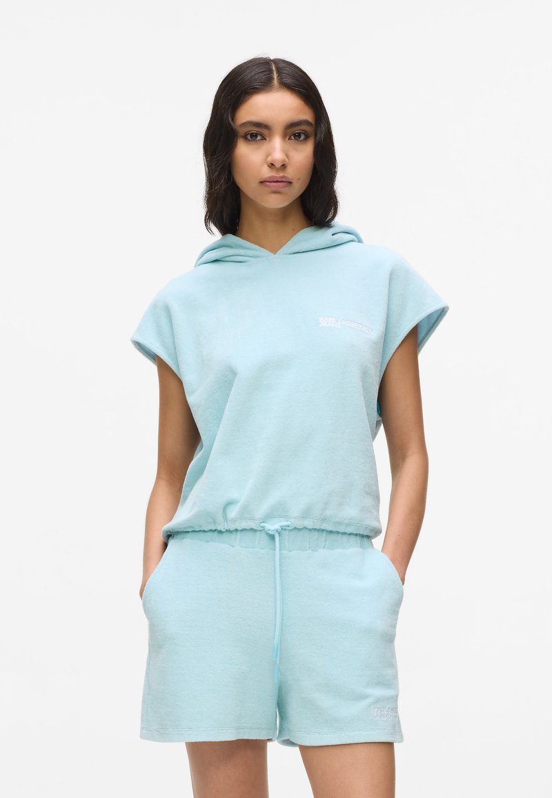 Lichtblauw loungewear set van een katoenmix met een kortelmige capuchontrui en short met trekkoord, voorzien van steekzakken aan de voorkant en een geborduurd logo.