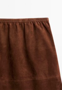 Bruine suède rok met een elastische tailleband, een soepele textuur en een eenvoudig, recht ontwerp. Geen noemenswaardige patronen of accenten zichtbaar.