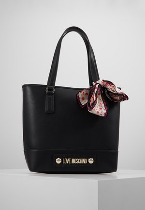 Moschino Tragetasche "Black Love" mit zwei Griffen und einem cremefarbenen Schal mit roten Lippen und Schriftzug, der an einem Griff gebunden ist.
