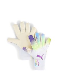 Guantes de portero con palma de latex beige, muñequera de textil blanca y un patrón degradado en morado, verde y azul en un guante.