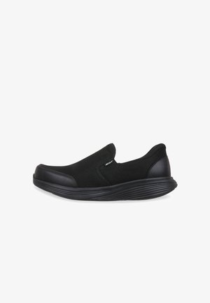Schwarze Slipper mit einem Obermaterial aus Textil, glatten synthetischen Akzenten, runder Zehenpartie und einer strukturierten Gummisohle für besseren Halt.