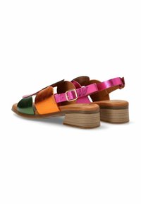 Sandalia multicolor con secciones de cuero verde, naranja, rosa y negro, que presenta un bajo tacón cuadrado y una correa ajustable en el tobillo.
