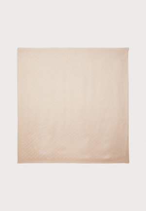 Beige silkkihuivi, jossa on hienovarainen kuvio ja liehuvat reunat. Sujuva pinta, jossa on tasainen väri ja yhtenäinen viimeistely.