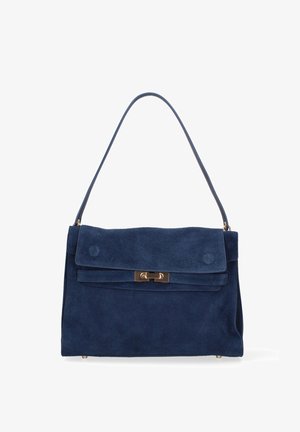 Marineblauwe suède handtas met een gebogen schouderriem en goudkleurige draaisluiting op de voorslag.