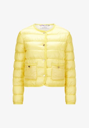 Gelbe gesteppte Puffjacke mit rundem Ausschnitt, Druckknöpfen, zwei vorderen Taschen und kontrastierender Einfassung entlang der Kanten.