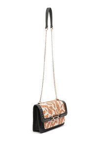 Borsa nera e con motivo, dotata di una tracolla a catena removibile, caratterizzata da un mix di design arancioni e bianchi, e con dettagli a borchie lungo il pattina.