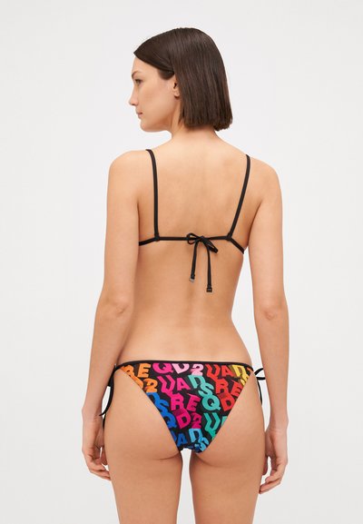 Bikini sæt med en sort top, der har tynde stropper og en bindebag; bunden er multicoloreret med fede bogstaver på en sort baggrund.