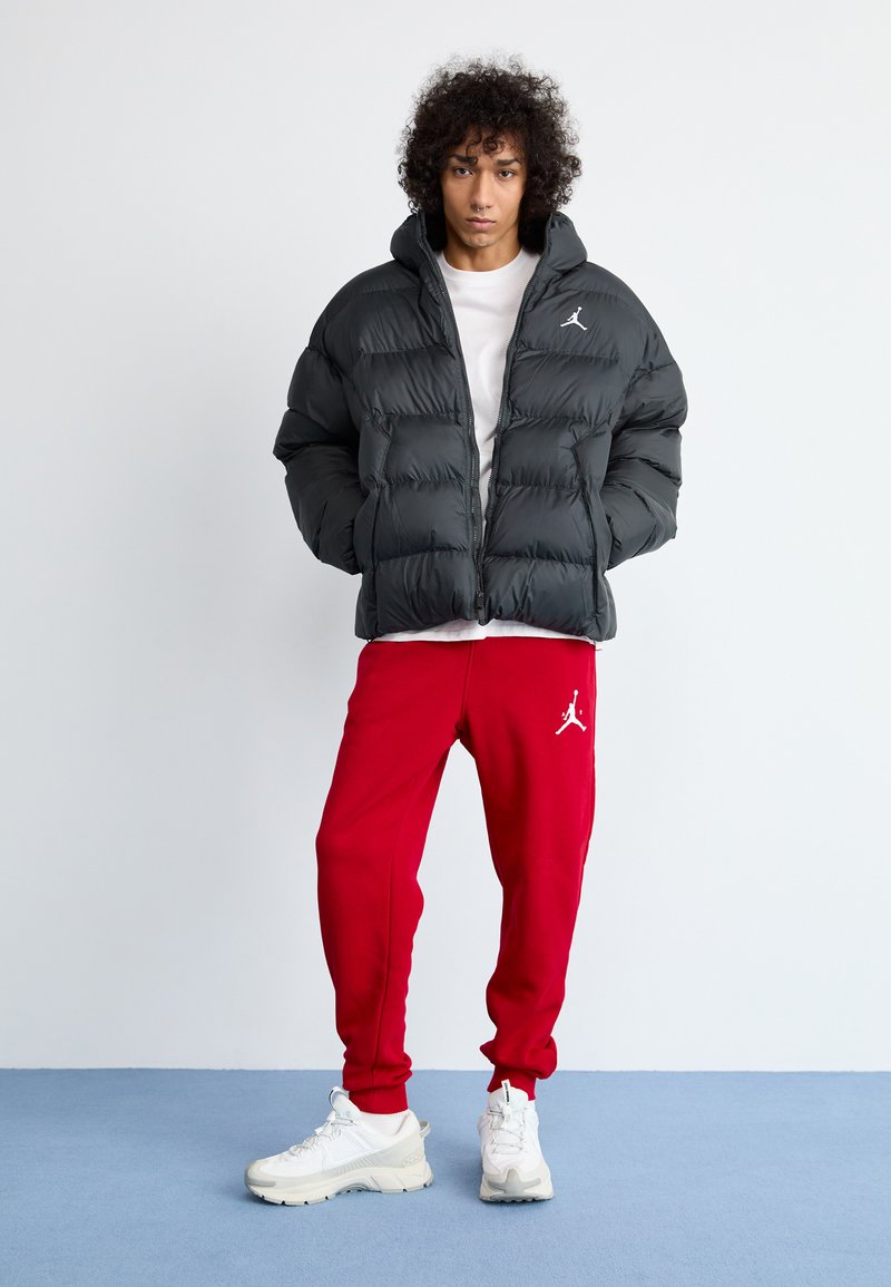 Jordan JUMPMAN PANT - Teplákové kalhoty - gym red/white