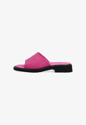 Roze synthetische slipper met een open teenontwerp, een zachte bovenkant en een zwarte rubberen zool. Heeft een lage, licht gecushioneerde hak.