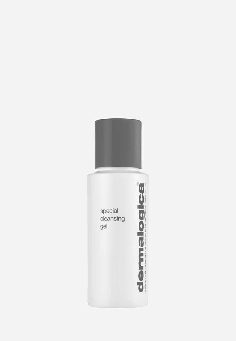 Weiße Flasche des Dermalogica Special Cleansing Gel mit grauem Deckel auf schlichtem, hellem Hintergrund.