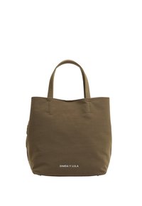 Olijfgroene totebag gemaakt van duurzaam materiaal, met twee korte handvatten, een eenvoudig ontwerp en een wit logo aan de voorkant onderaan.