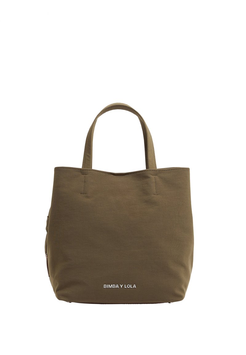 Olijfgroene totebag gemaakt van duurzaam materiaal, met twee korte handvatten, een eenvoudig ontwerp en een wit logo aan de voorkant onderaan.