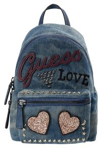 Mochila de mezclilla con forma curva, texto burdeos "Guess" y "Love", adornos de corazón con brillo y detalles de estrellas en el bolsillo frontal con cremallera.