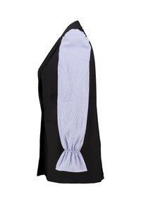 Maatwerk zwarte vest met contrasterende blauw-wit gestreepte volumineuze mouwen, met een gestructureerde silhouette en een getailleerde pasvorm.