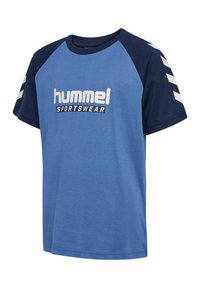 Blå kortärmad T-shirt med marinblå raglanärmar, vitt logo "hummel SPORTSWEAR" på framsidan och vita chevronmönster på axlarna.