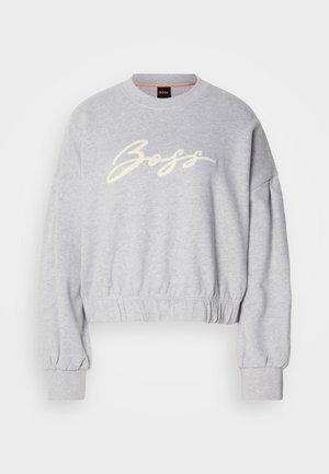 Sudadera recortada gris hecha de una tela suave, con un logotipo bordado en blanco que dice "Boss" en el frente y puños elásticos en las mangas y el dobladillo.