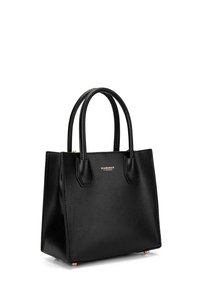 Zwarte leren tote bag met dubbele handgrepen, rechthoekige vorm, gladde textuur en subtiele gouden logo aan de voorkant. Metalen voeten aan de onderkant.