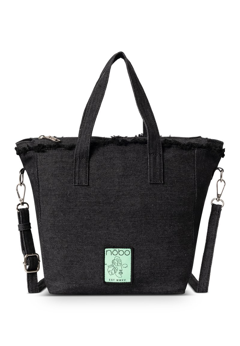 Zwarte denim boodschappentas met rafelige bovenrand, twee korte handvatten, een verstelbare schouderband en een groene merkaanduiding aan de voorkant. Ritsluiting.