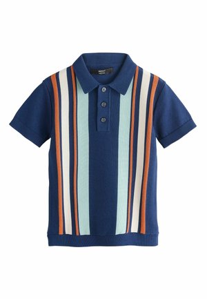 Marineblaues Poloshirt mit kurzen Ärmeln, blauen, weißen und orangefarbenen vertikalen Streifen sowie drei Knöpfen auf der vorderen Knopfleiste.