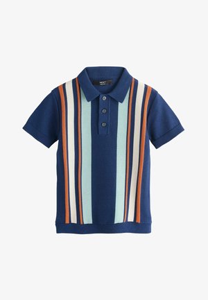 Granatowa koszulka polo z krótkim rękawem, z niebieskimi, białymi i pomarańczowymi pionowymi paskami oraz trzema guzikami na przodzie.