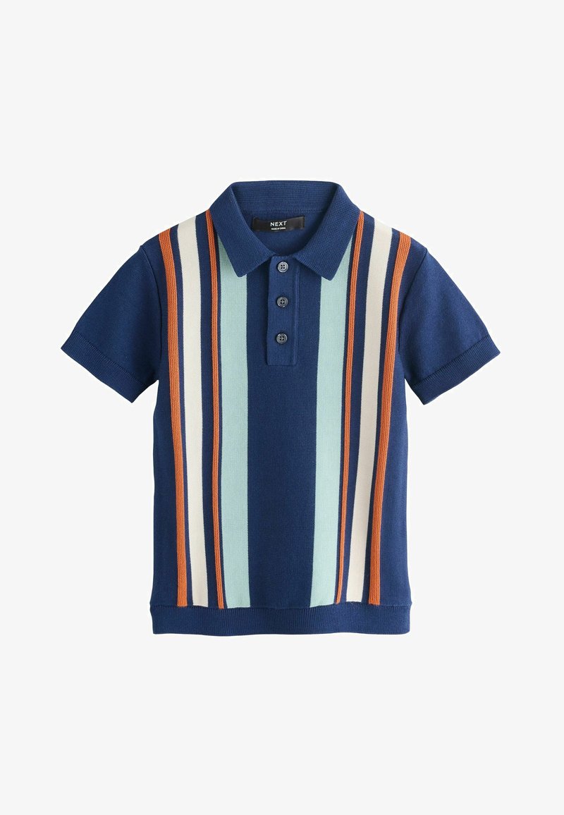 Polo à manches courtes bleu marine avec des rayures verticales bleues, blanches et orange, et trois boutons sur la patte de boutonnage avant.