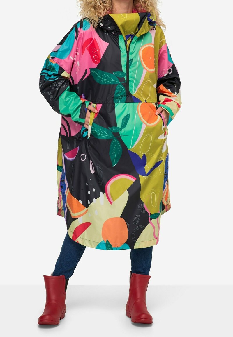 Färgglad regnjacka med tropiska frukttryck i rosa, orange, grönt och svart. Tillverkad av lätt, vattentätt material med fickor.