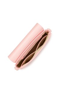 Borsa a pochette in pelle rosa con una finitura testurizzata. Presenta un compartimento con zip e due sezioni interne. Aperta, che rivela la foderatura interna.