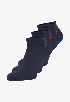 Calzini alla caviglia blu navy in un pacco da tre, con bordi a costine e un piccolo logo rosso sul lato esterno. Tessuto morbido e elasticizzato.