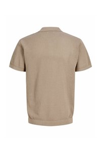 Polo en maille beige à manches courtes avec motif texturé, poignets, col et ourlet côtelés, vu de dos sur fond blanc.