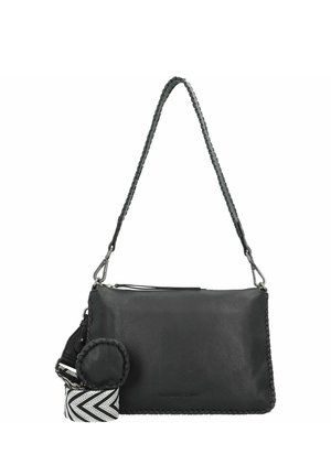 Sac en cuir noir à bandoulière avec des détails tressés, fermeture zippée et pochette détachable ornée d'un motif en chevrons noir et blanc.